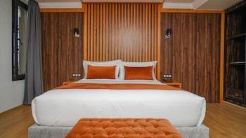 razane hotel