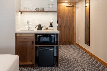 hotel canoe and suites