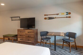 hotel canoe and suites