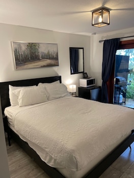lunar cove inn