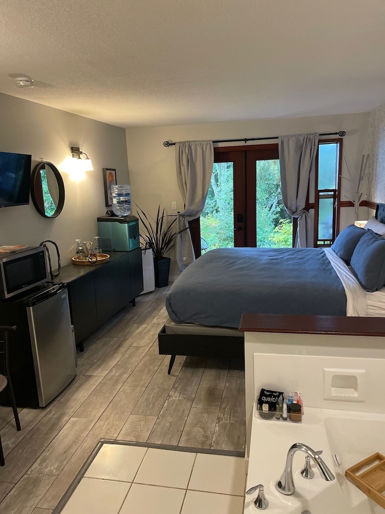 lunar cove inn