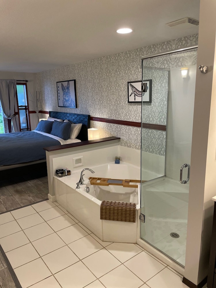 lunar cove inn