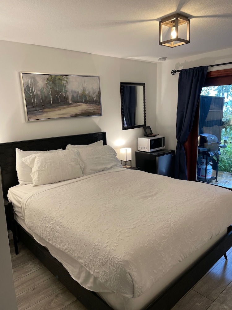 lunar cove inn