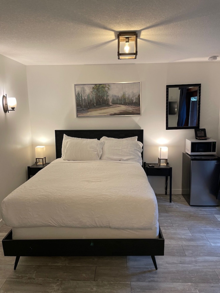 lunar cove inn