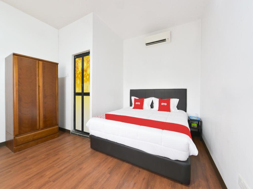 oyo 90869 hotel madeena inn