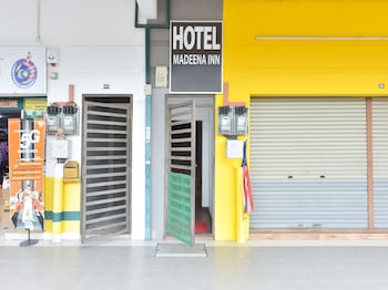 oyo 90869 hotel madeena inn