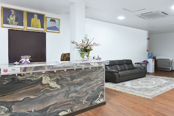 oyo 90869 hotel madeena inn