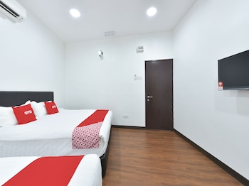 oyo 90869 hotel madeena inn