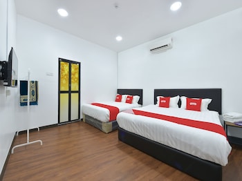 oyo 90869 hotel madeena inn