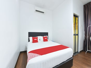oyo 90869 hotel madeena inn