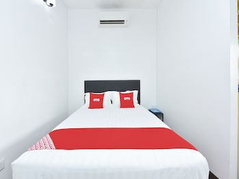 oyo 90869 hotel madeena inn