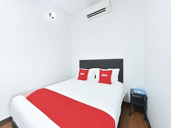 oyo 90869 hotel madeena inn