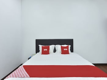 oyo 90869 hotel madeena inn