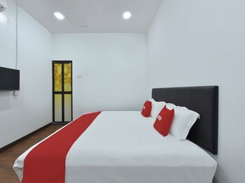 oyo 90869 hotel madeena inn
