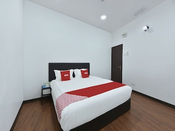 oyo 90869 hotel madeena inn