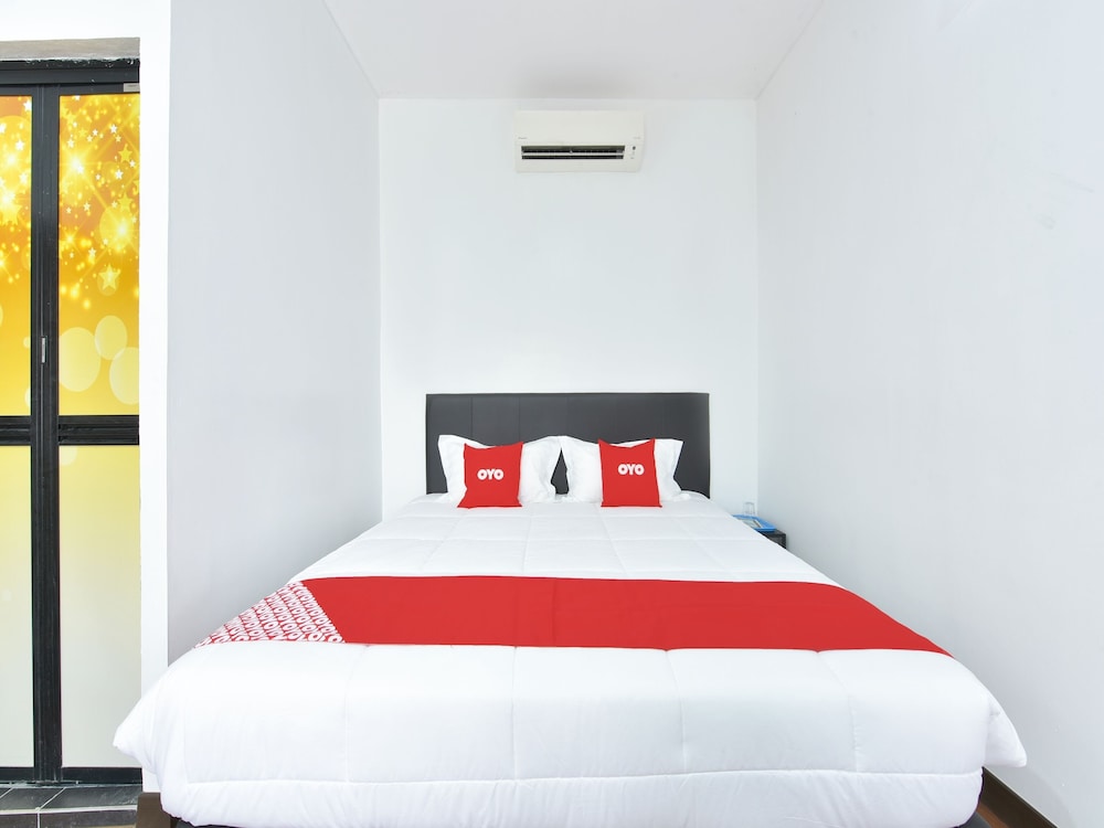 oyo 90869 hotel madeena inn