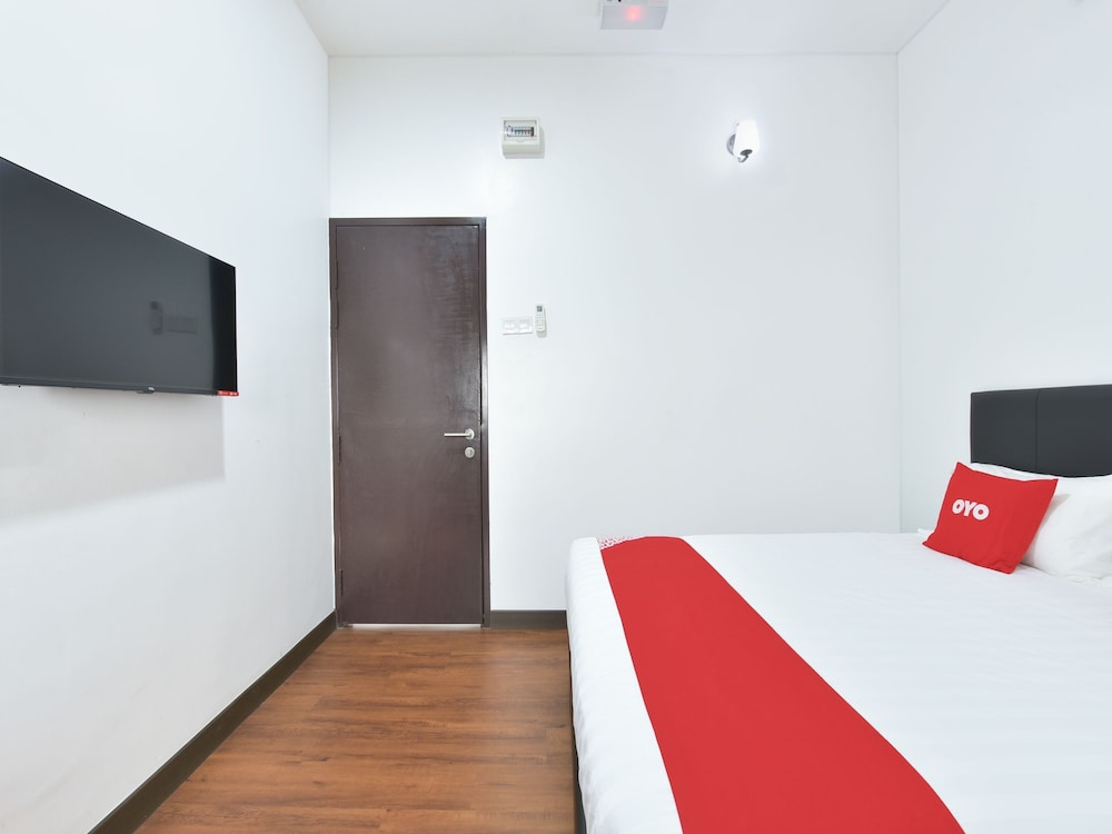 oyo 90869 hotel madeena inn
