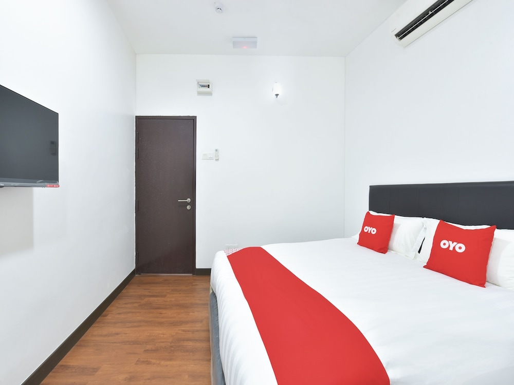 oyo 90869 hotel madeena inn