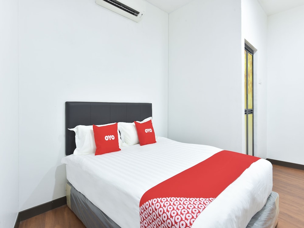 oyo 90869 hotel madeena inn