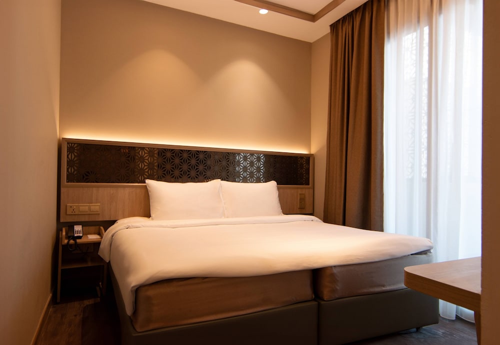 aqueen prestige hotel jalan besar