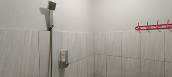 oyo 93123 wisma hamalau syariah