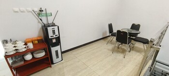 oyo 93123 wisma hamalau syariah