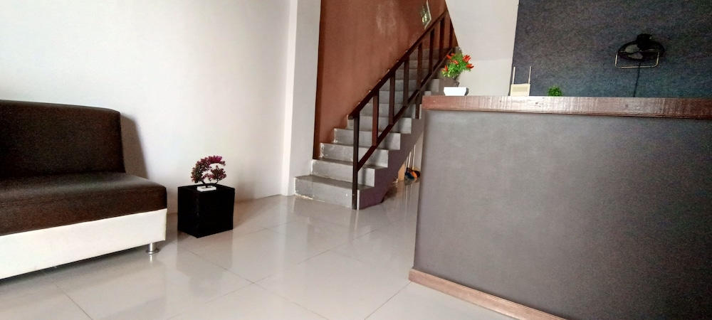 oyo 93123 wisma hamalau syariah