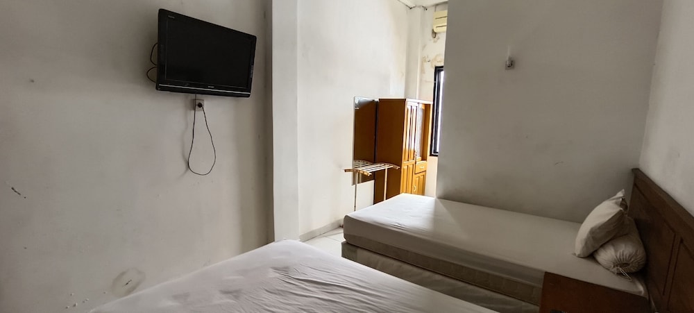 oyo 93123 wisma hamalau syariah