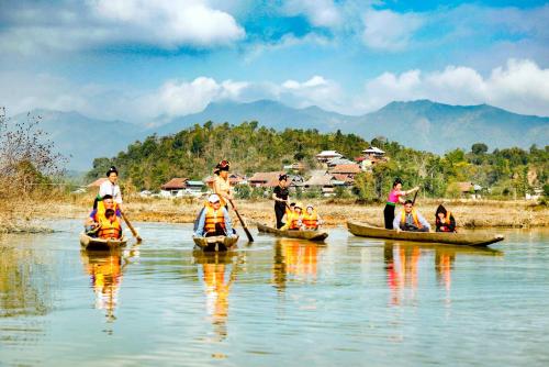 frontier hostel and tours