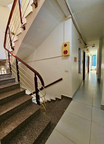 frontier hostel and tours