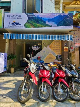 frontier hostel and tours