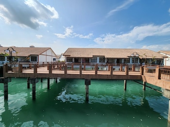 Alpine Lxpd Full Seaview Water Chalet