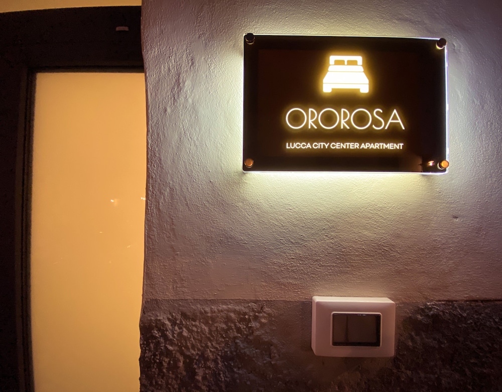 ororosa lucca city center apartment