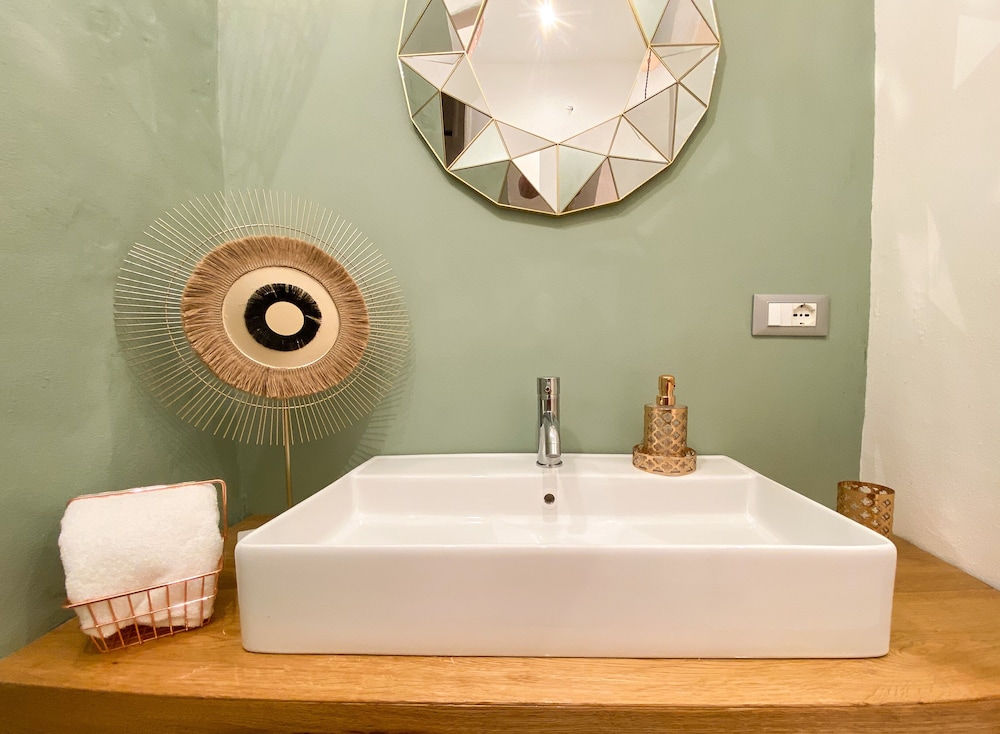 ororosa lucca city center apartment