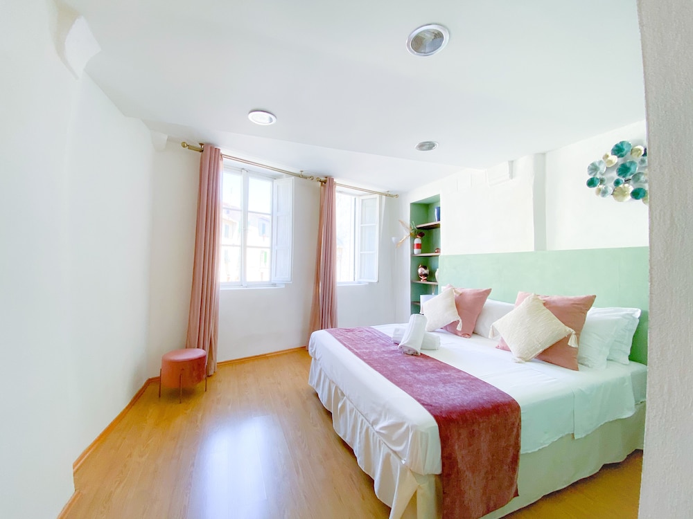 ororosa lucca city center apartment