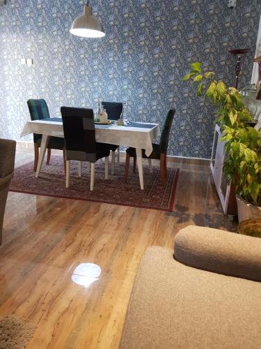 nana adus guesthouse