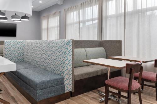 hampton inn saline