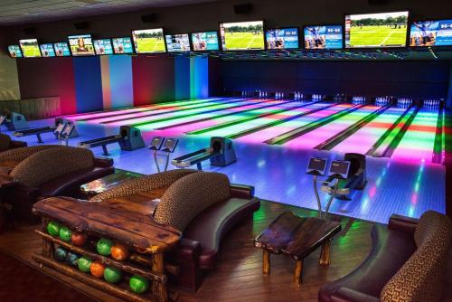 avid hotels lake delton dells area
