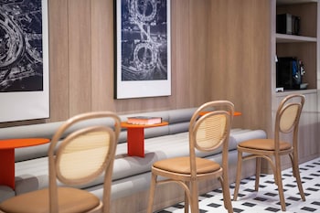 Holiday Inn Express Shanghai Hongqiao Linkong, An Ihg Hotel,China>>Shanghai,3.5 star