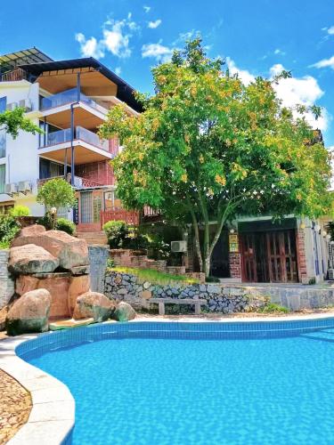 riverside retreat hotel
