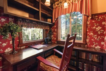 Big Bear Villa,41196 Maryland Rd,2 star