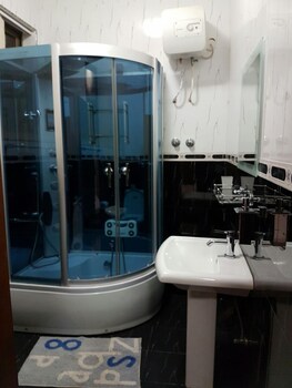 2bedrooms private apart junction mall