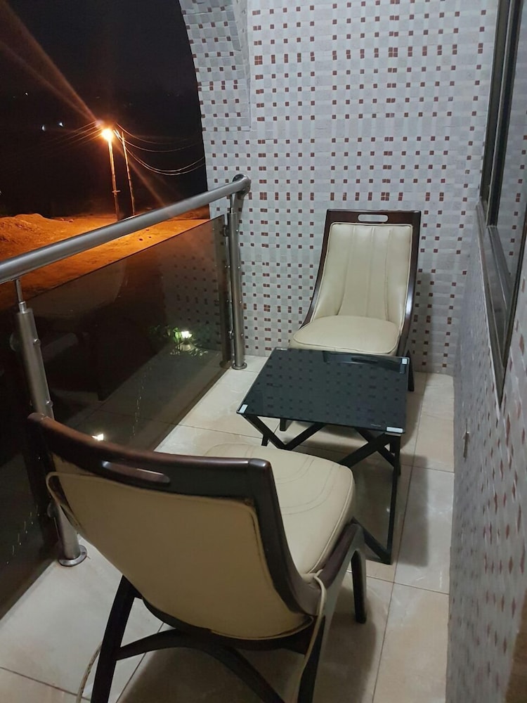 2bedrooms private apart junction mall