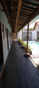 roots hotel trawangan