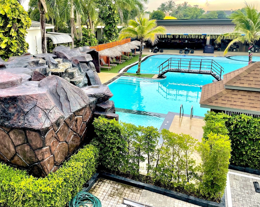 hideaway resort ban chang