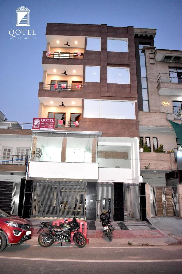 qotel hotel signature bnb ashok vihar