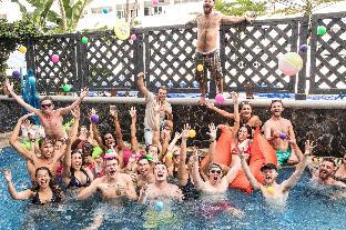 mad monkey hostel bangkok rambuttri village khaosan area