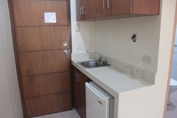 joyce apartelle kalentong