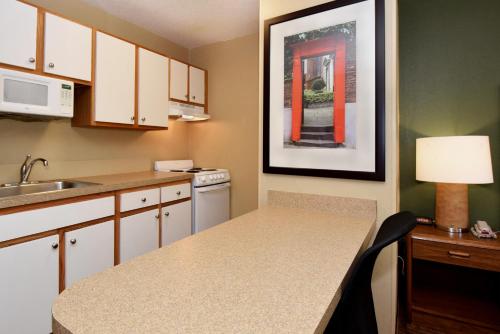 hometowne studios and suites by red roof greensboro