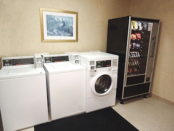 Hometowne Studios & Suites By Red Roof Greensboro,Guilford County>>Greensboro,2 star